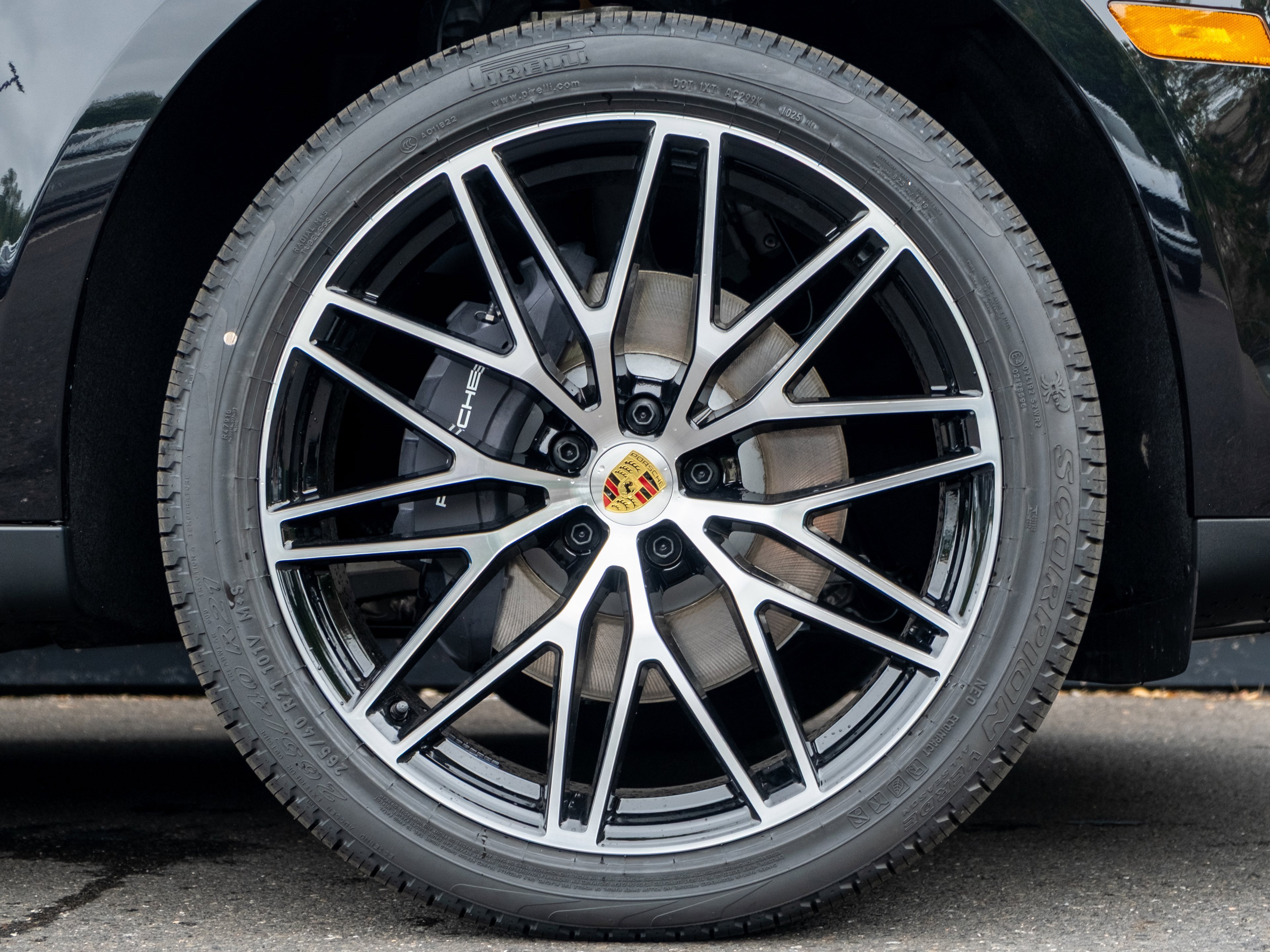 Certified 2025 Porsche Macan image 15