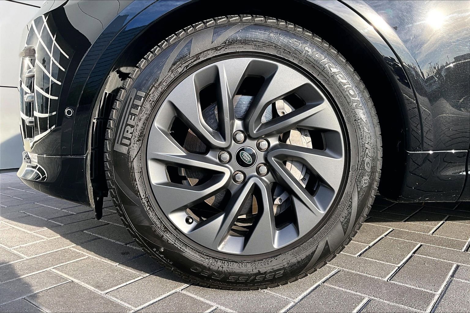 Used 2023 Land Rover Discovery S R-Dynamic image 8