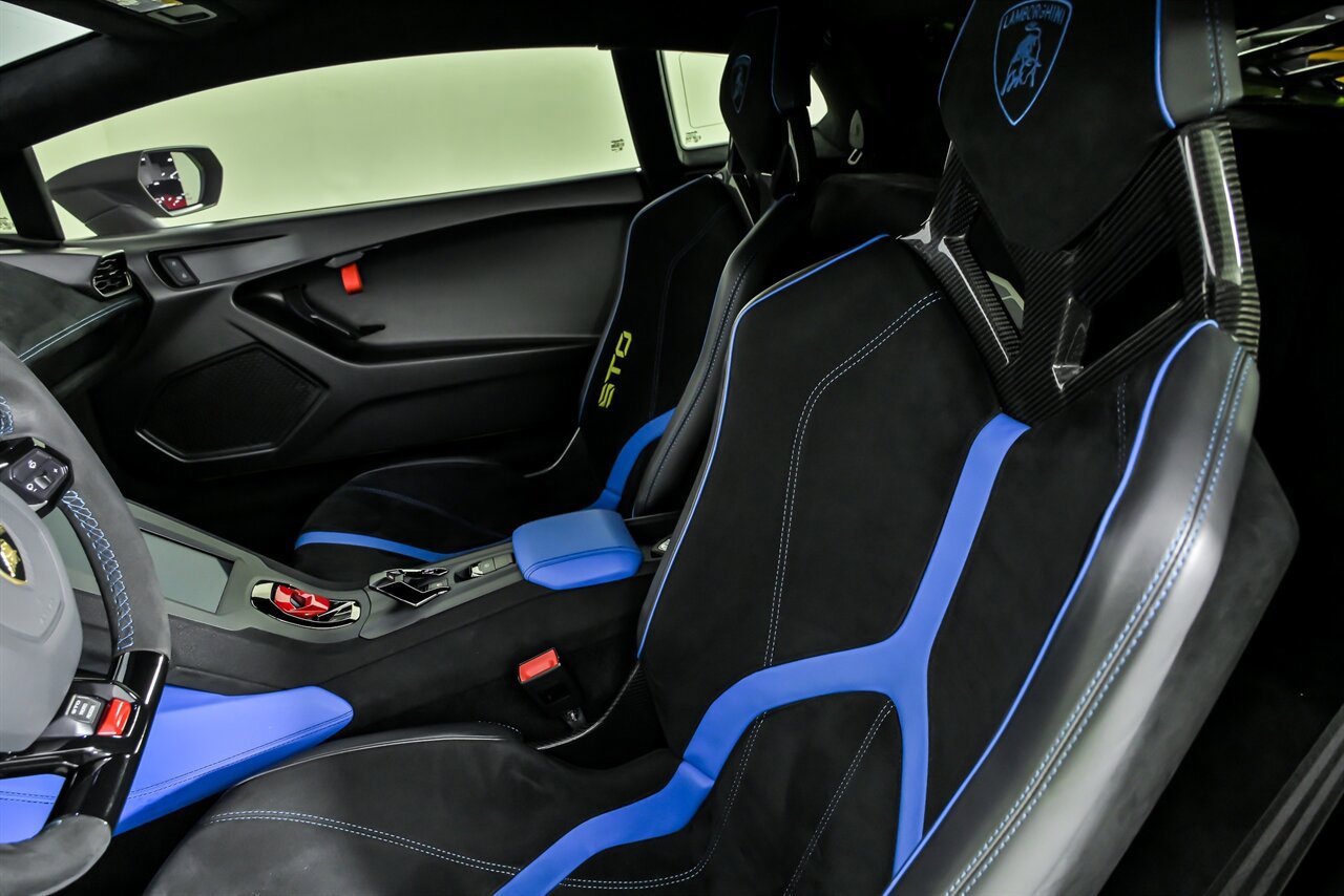 Used 2022 Lamborghini Huracan STO RWD image 21