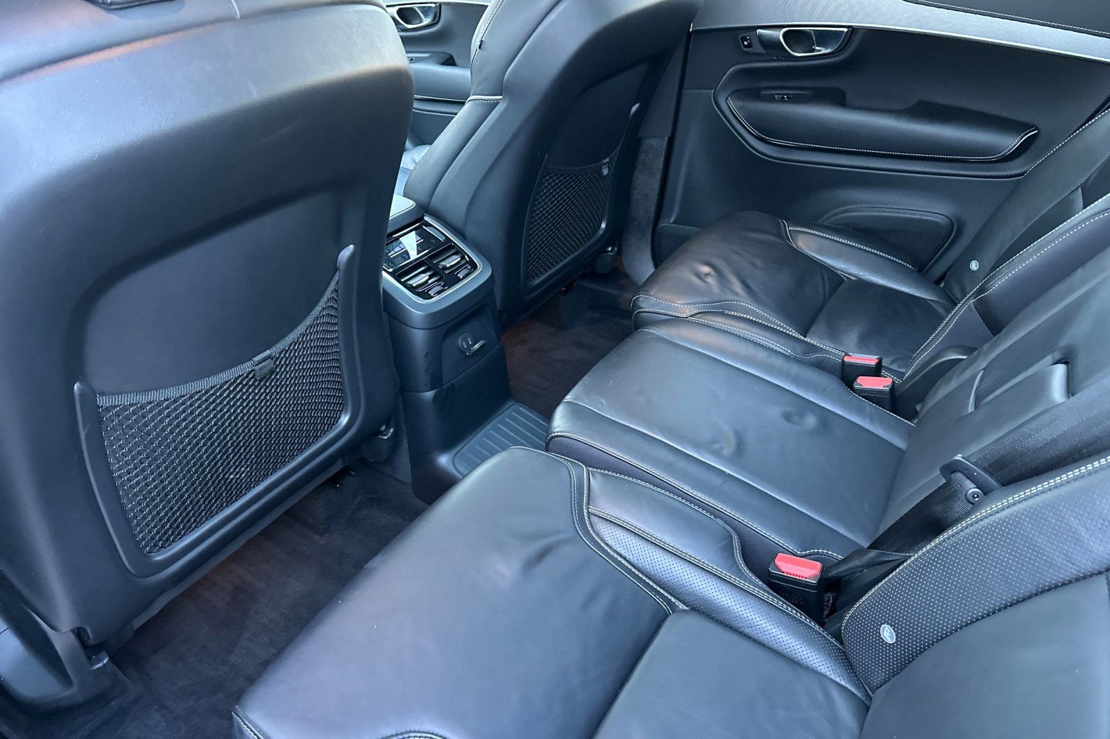 Used 2022 Volvo XC90 T8 R-Design image 4