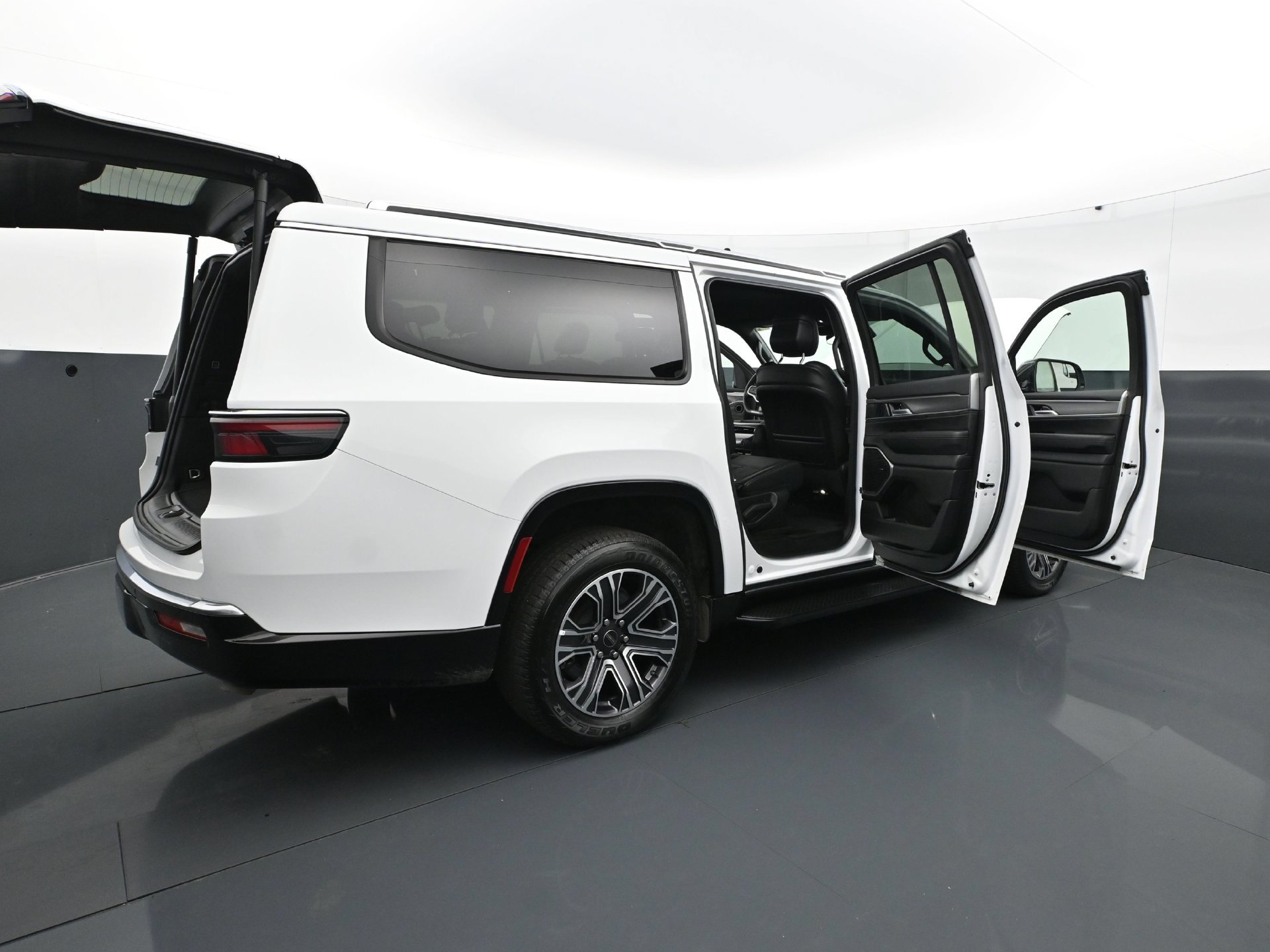 Used 2025 Jeep Wagoneer L Series II w/ 8-pass Seating Package AWD/4WD image 38