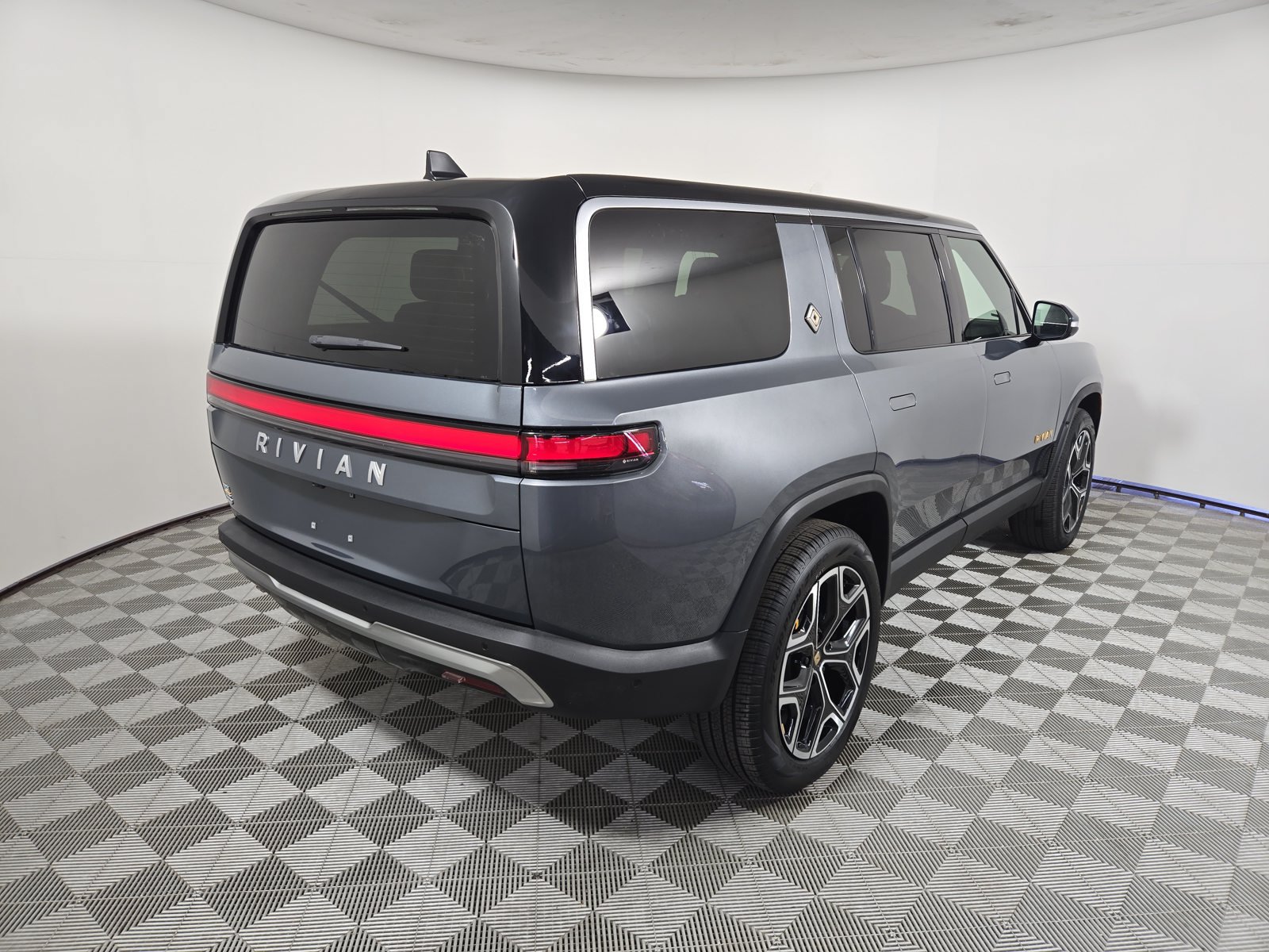 Used 2022 Rivian R1S Launch Edition Quad AWD/4WD image 5