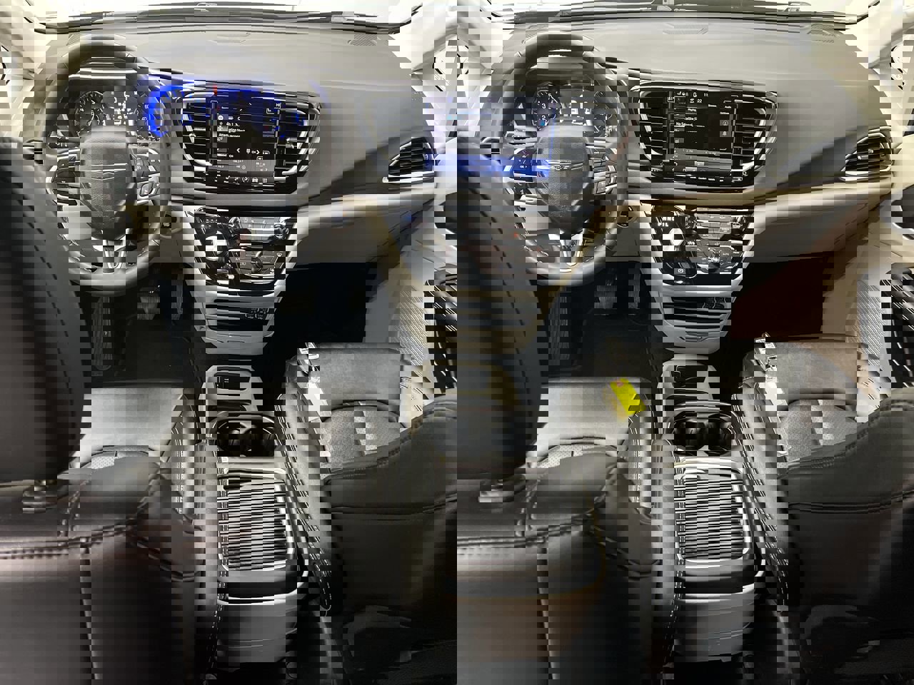 Used 2024 Chrysler Pacifica Touring-L image 4