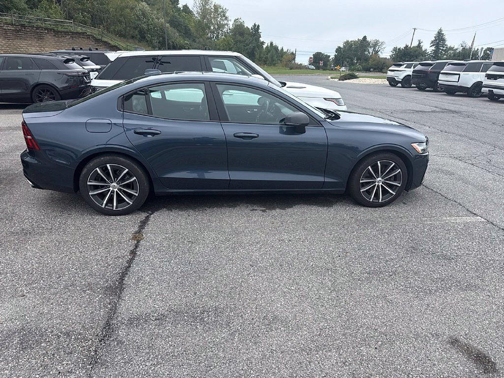 Used 2022 Volvo S60 B5 Momentum w/ Premium Package FWD image 9