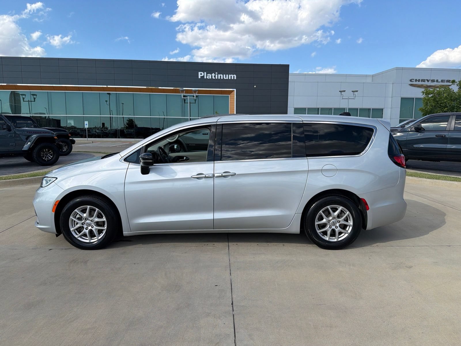 Used 2024 Chrysler Pacifica Touring-L FWD video 2