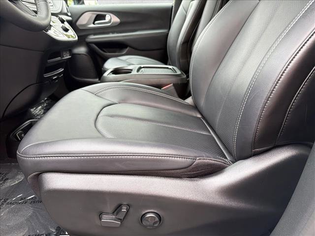 Used 2024 Chrysler Pacifica Touring-L w/ S Appearance Package FWD image 12