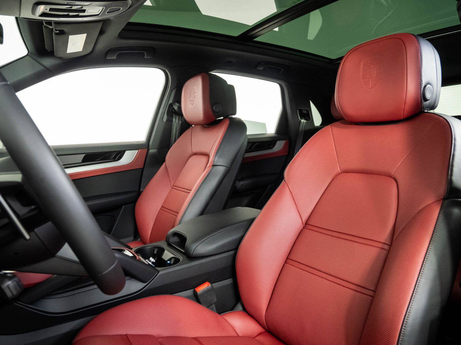 Certified 2026 Porsche Cayenne AWD/4WD image 5