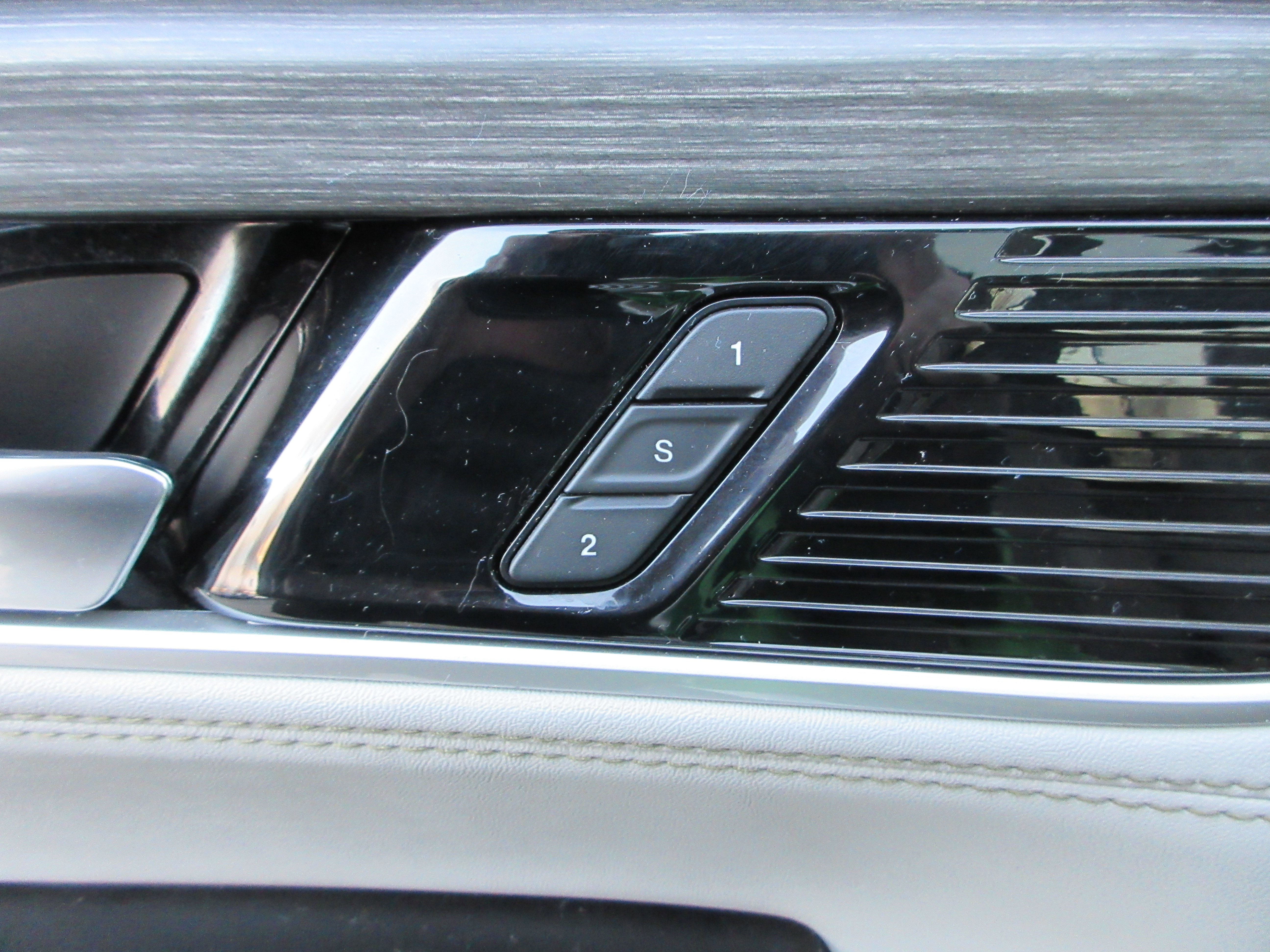 Used 2023 Jeep Wagoneer L Series III w/ Premium Group I image 33