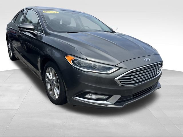 Used 2017 Ford Fusion SE w/ Fusion SE Technology Package FWD image 2