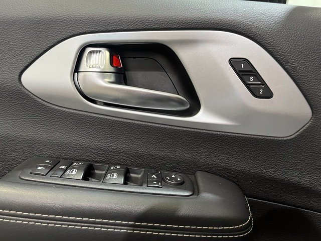 Used 2025 Chrysler Pacifica Limited FWD image 15