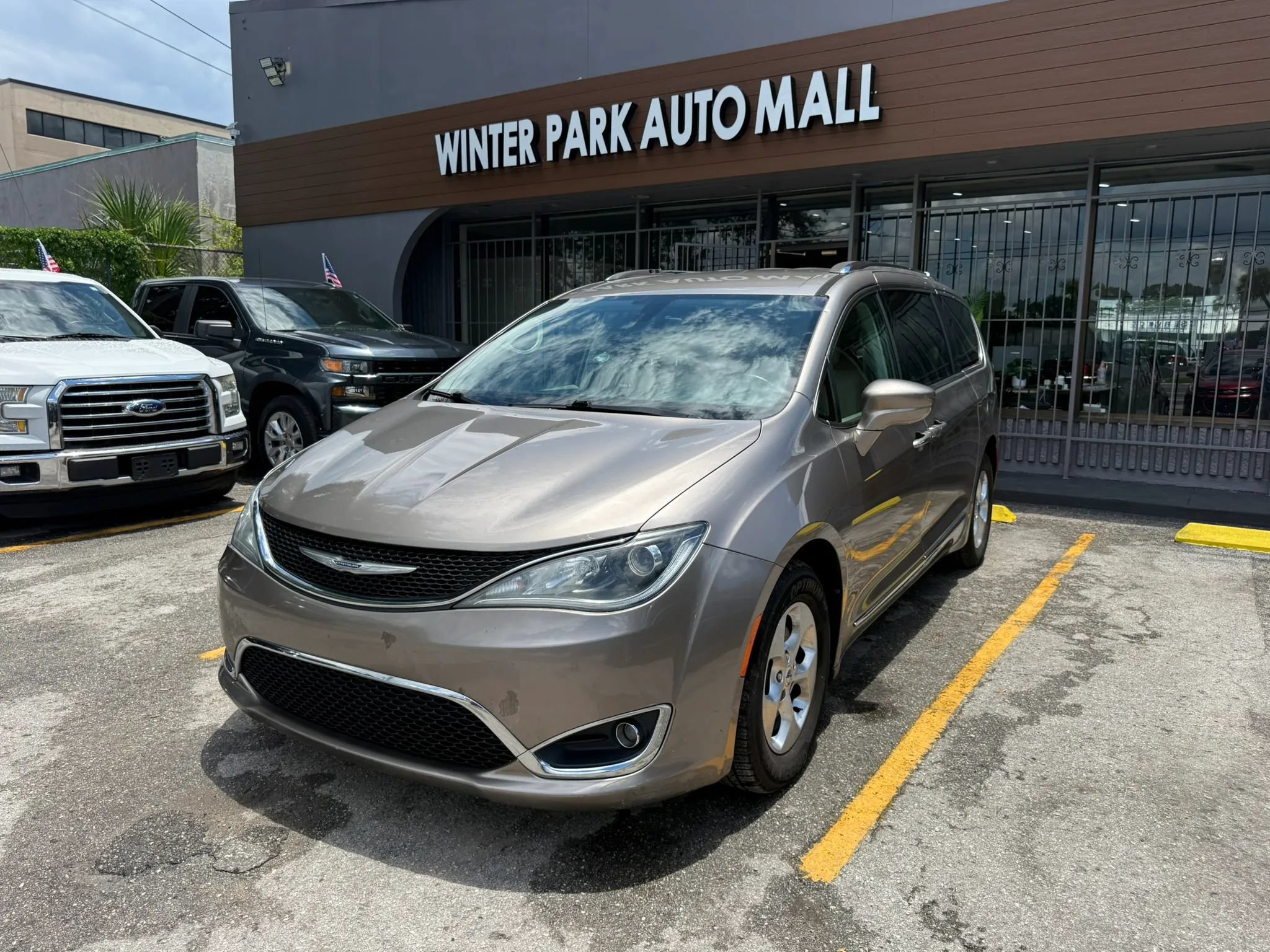 Used 2017 Chrysler Pacifica Touring-L Plus FWD image 1