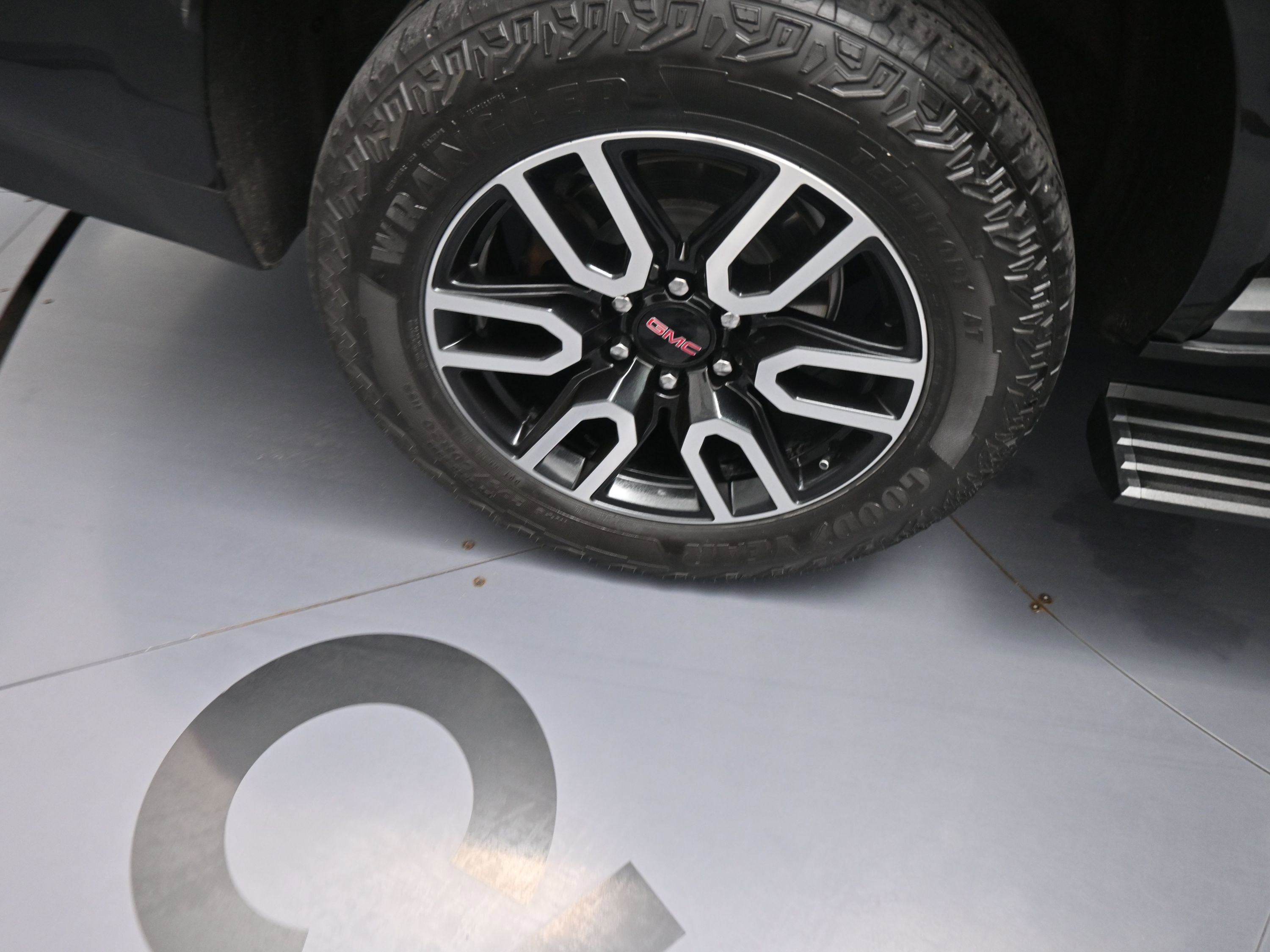 Used 2024 GMC Yukon AT4 w/ Technology Package image 21