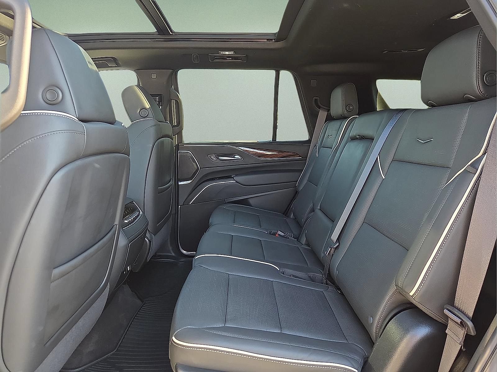 Used 2024 Cadillac Escalade Premium Luxury w/ Performance Package AWD/4WD image 11