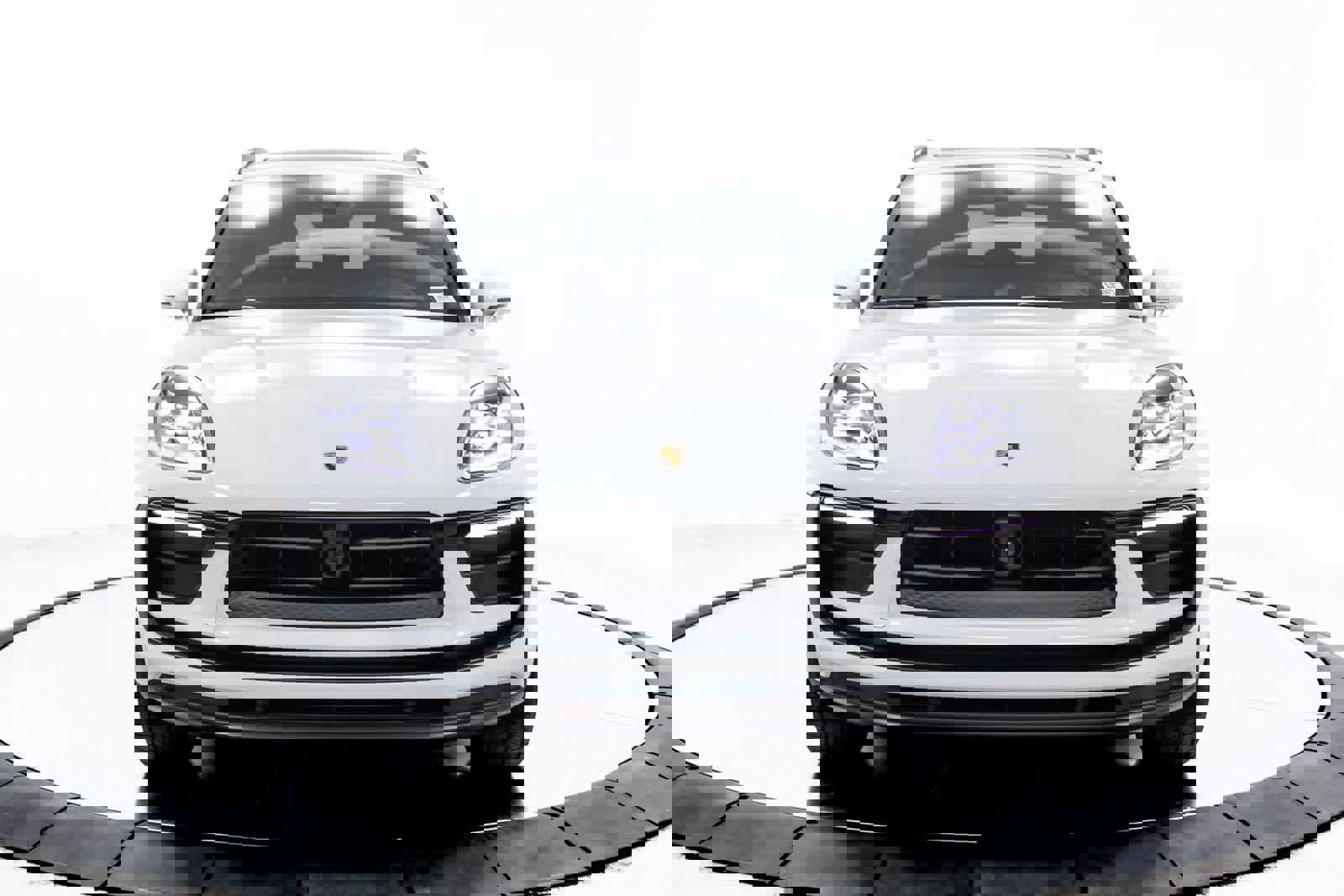 Certified 2025 Porsche Macan AWD/4WD image 10