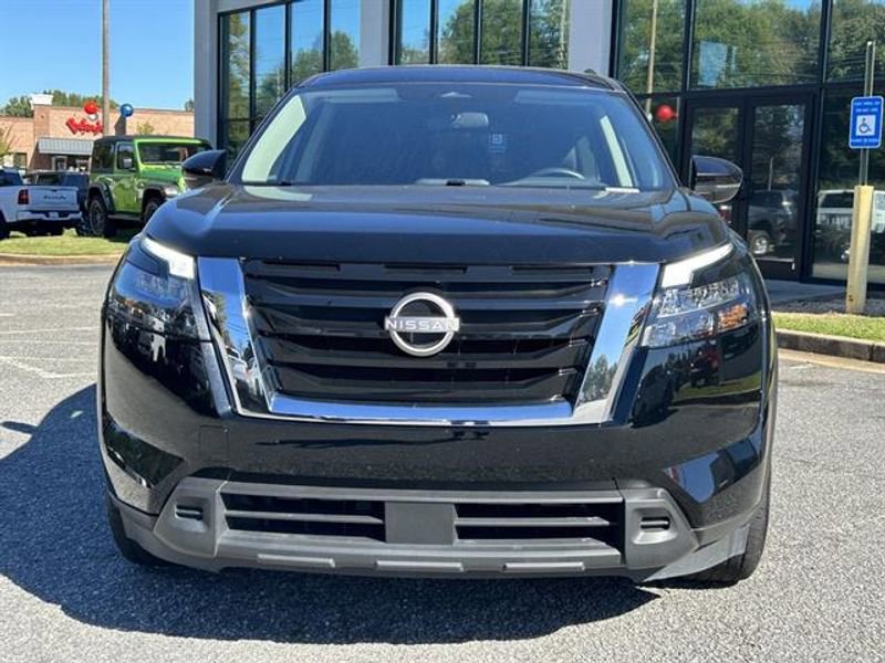 Used 2025 Nissan Pathfinder SV image 2