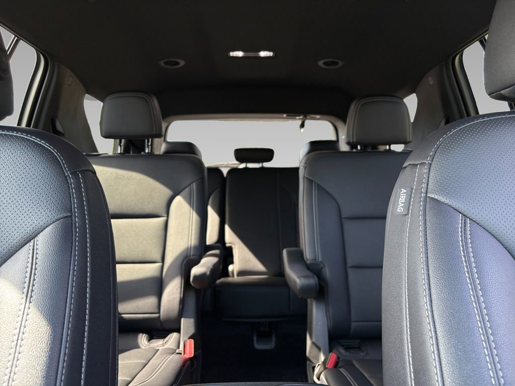 Used 2025 Chevrolet Traverse LT AWD/4WD image 4