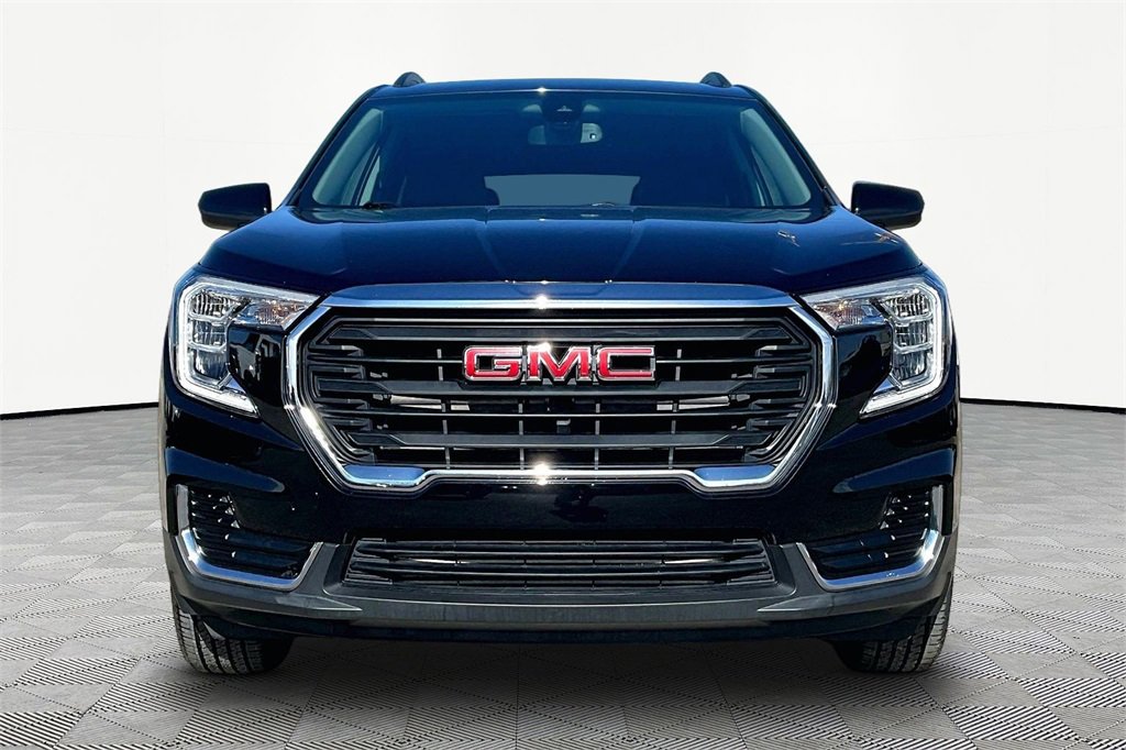 Used 2022 GMC Terrain SLE w/ Driver Convenience Package image 3