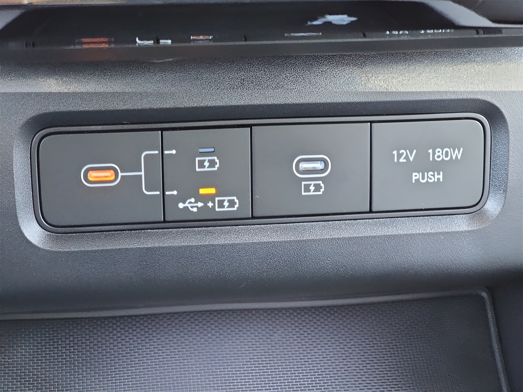 Certified 2025 Hyundai Tucson Limited FWD image 28