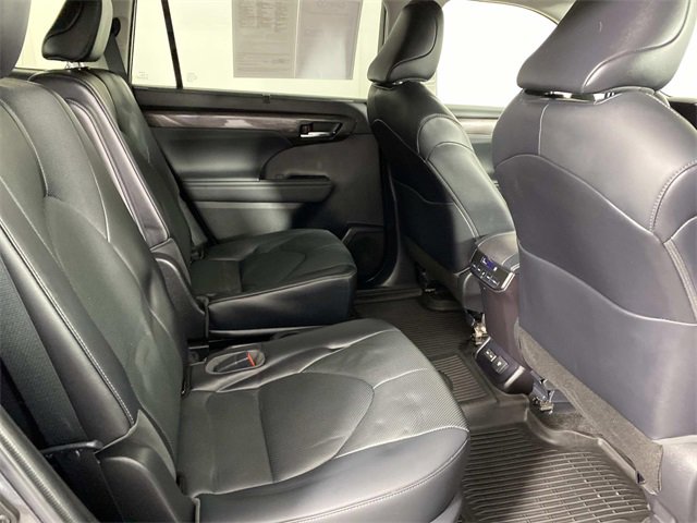 Used 2023 Toyota Highlander Limited image 12
