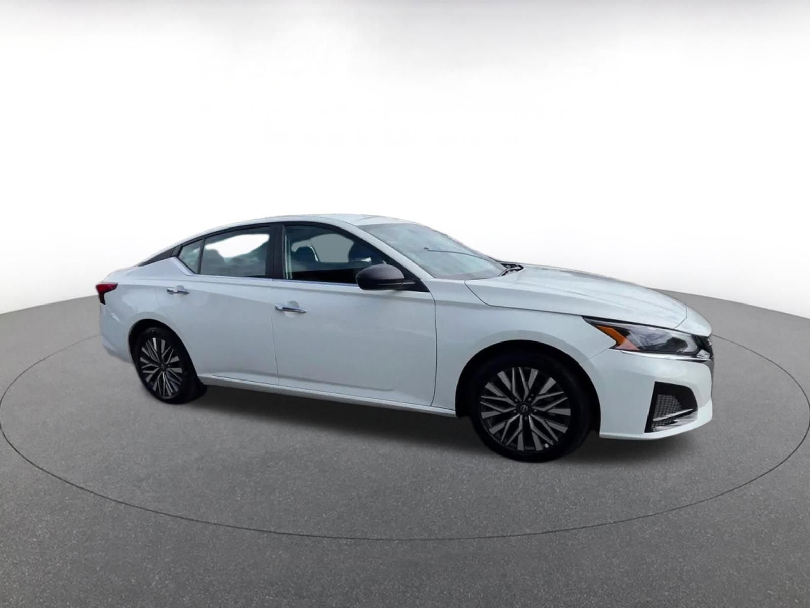 Used 2025 Nissan Altima 2.5 SV FWD image 2