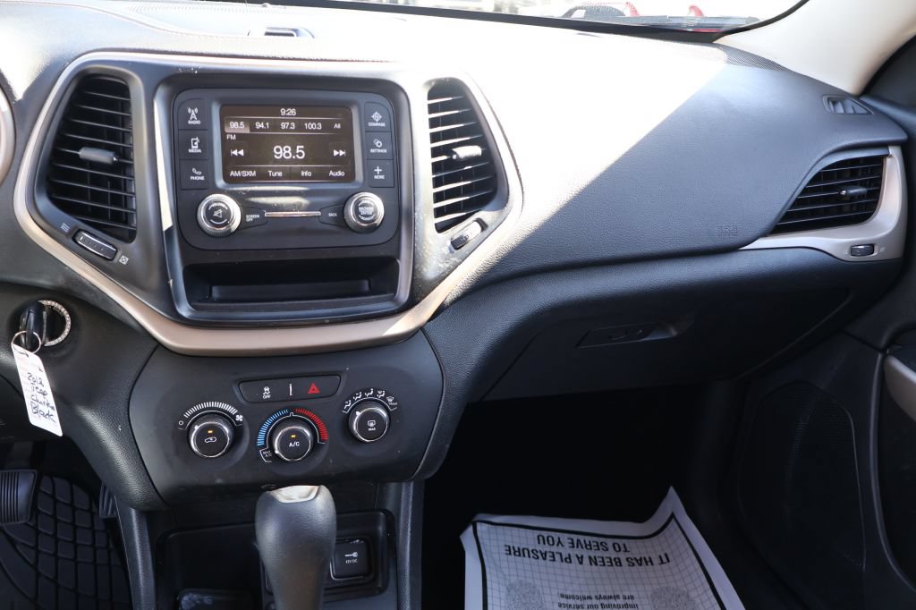 Used 2018 Jeep Cherokee Latitude FWD image 32