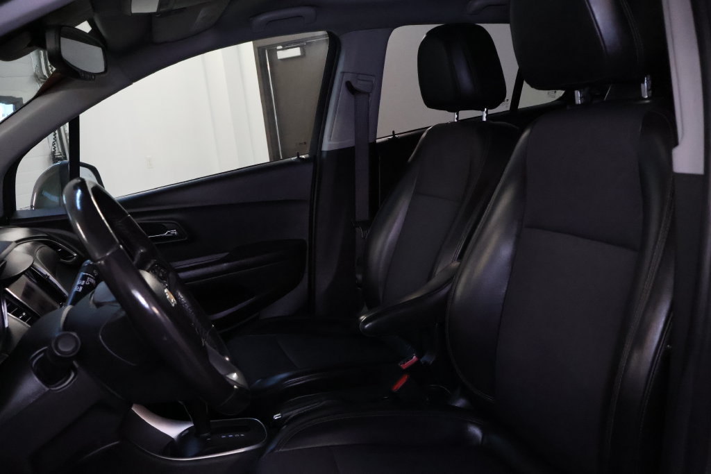 Used 2022 Chevrolet Trax LT w/ Driver Confidence Package AWD/4WD image 14