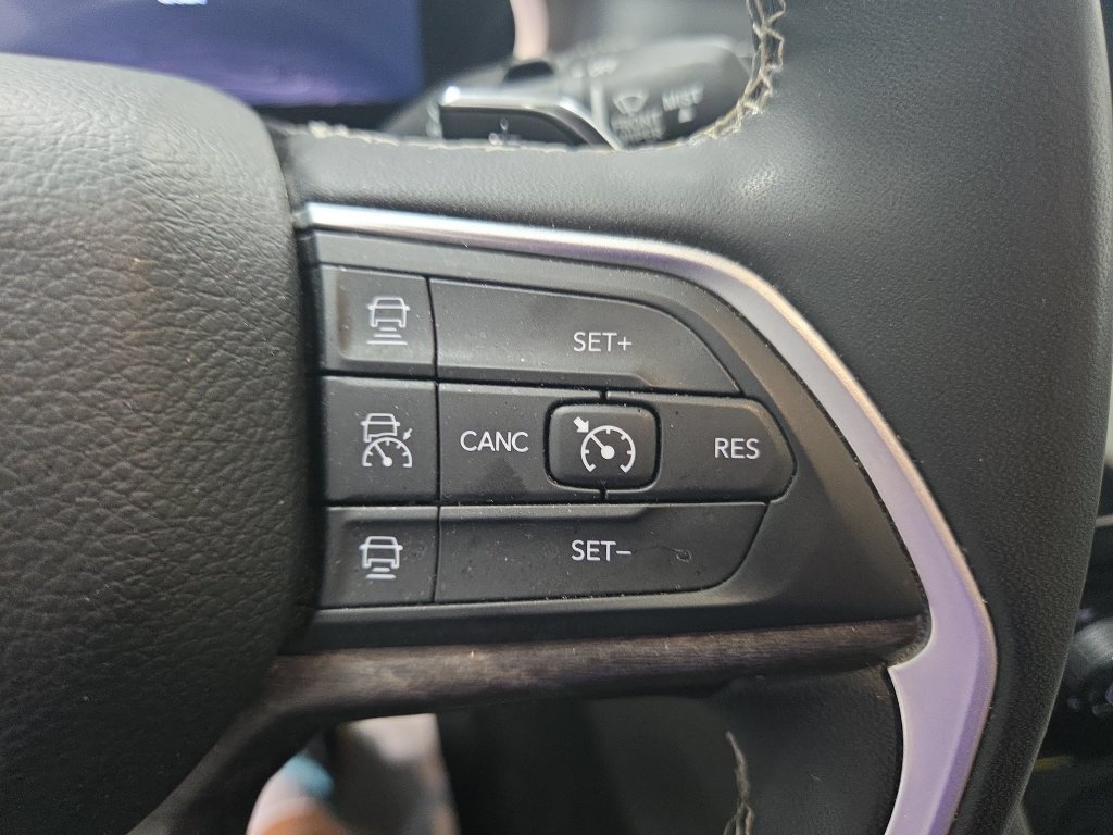 Used 2023 Jeep Grand Cherokee L Limited AWD/4WD image 35