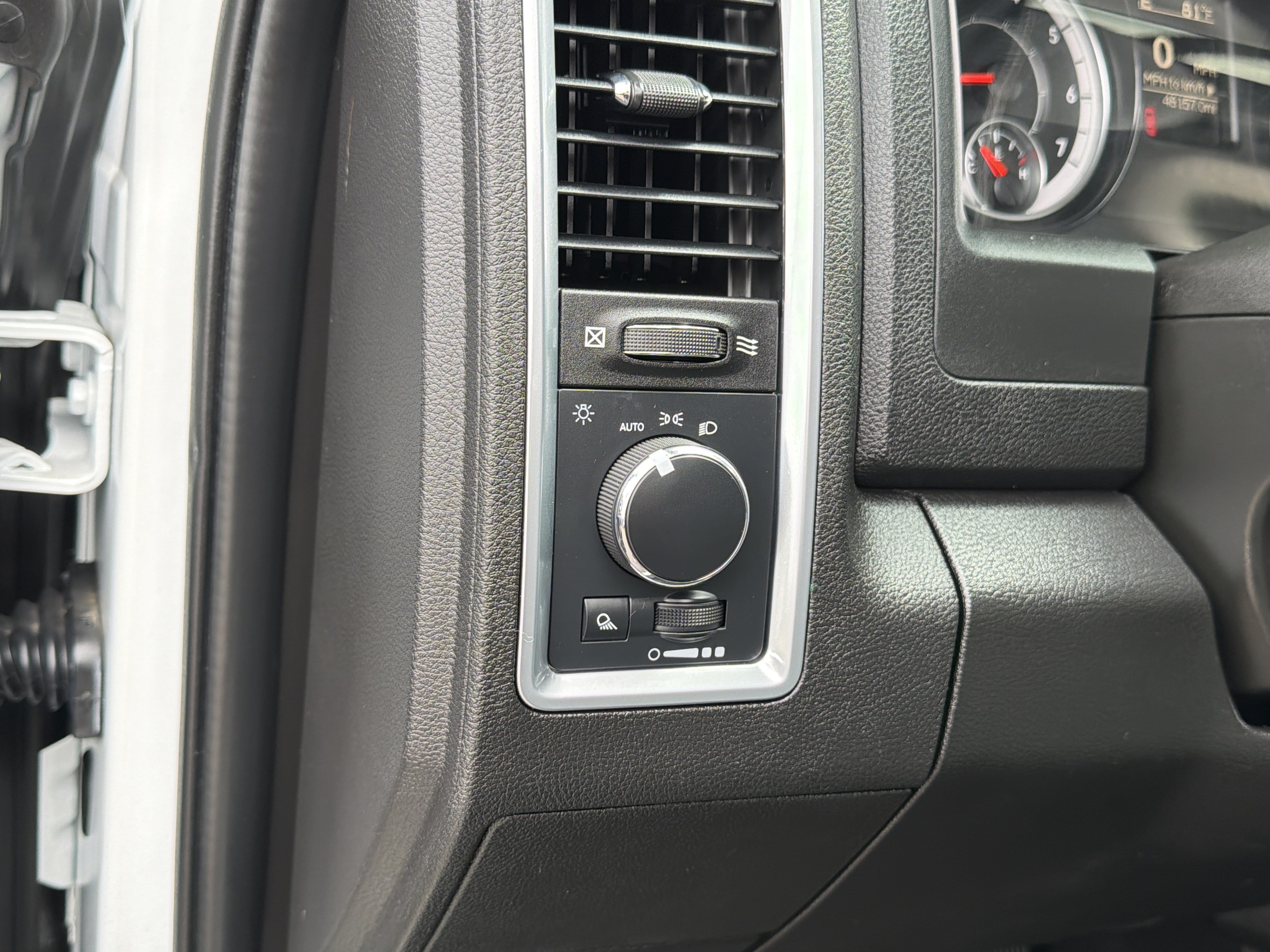Used 2022 RAM 1500 Classic SLT AWD/4WD image 16