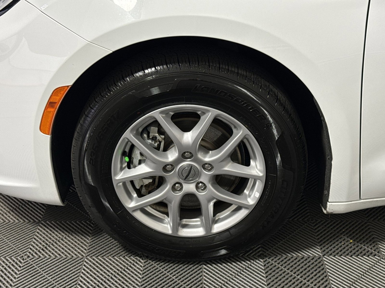 Used 2023 Chrysler Pacifica Touring FWD image 12