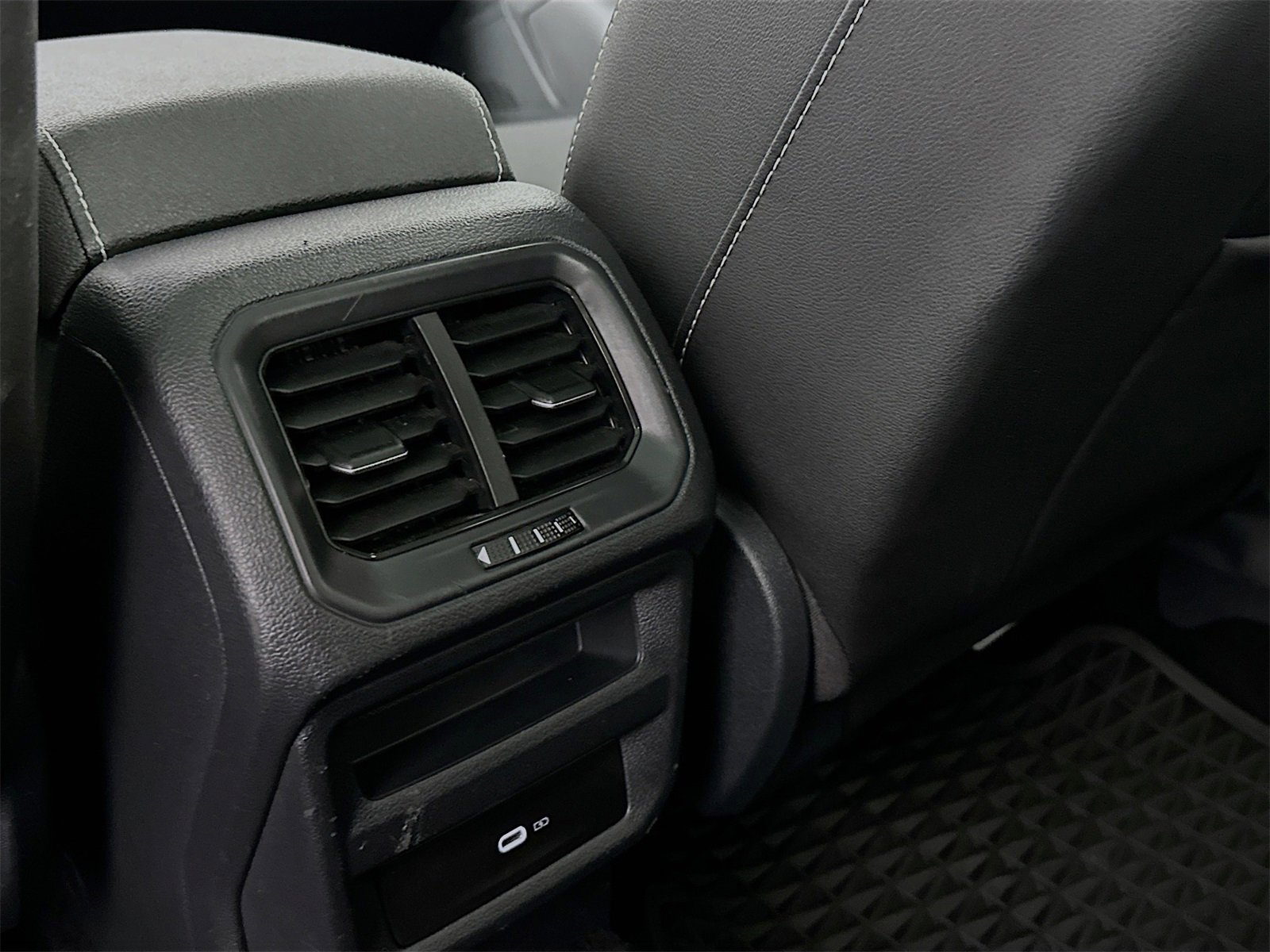 Used 2024 Volkswagen Taos SE w/ Panoramic Sunroof Package image 26