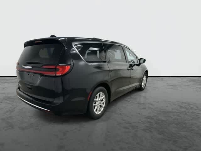 Used 2024 Chrysler Pacifica Touring-L FWD image 3