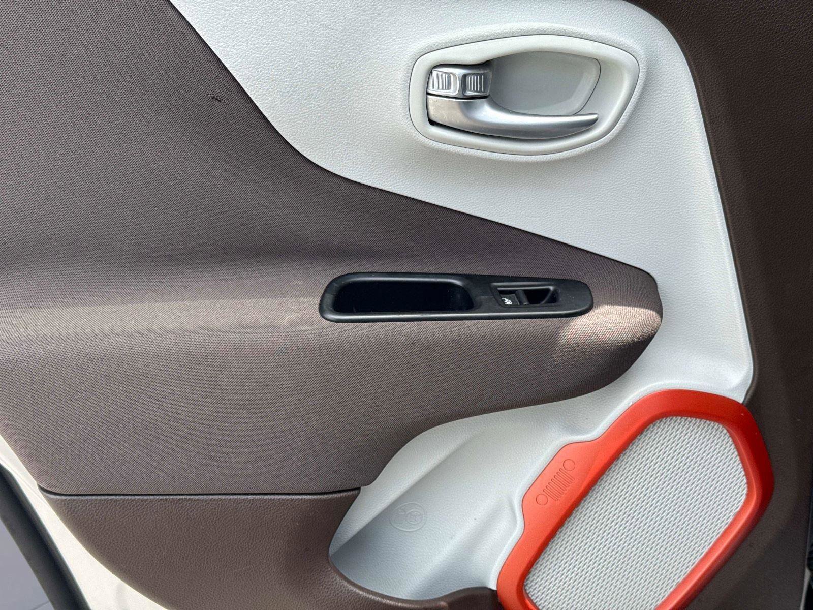 Used 2017 Jeep Renegade Latitude FWD image 12