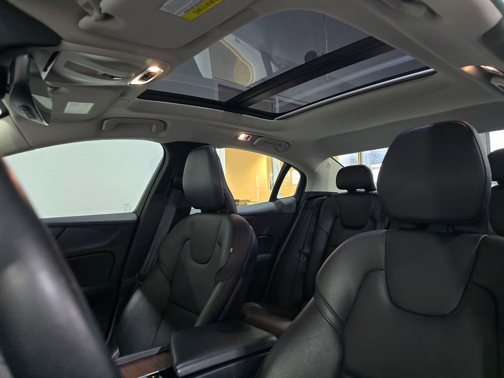 Used 2021 Volvo S60 T6 Momentum w/ Premium Package image 22