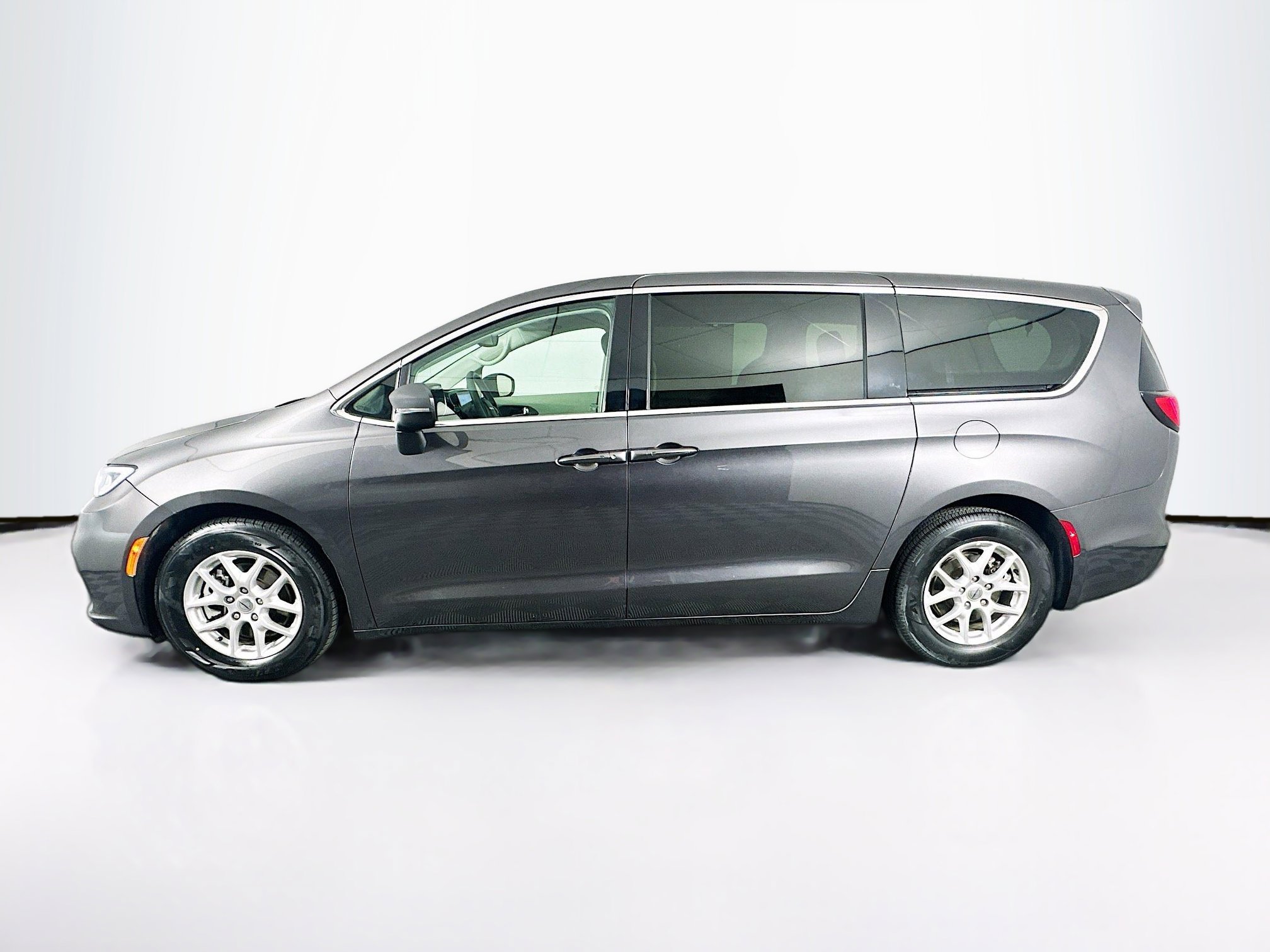 Used 2023 Chrysler Pacifica Touring-L image 4