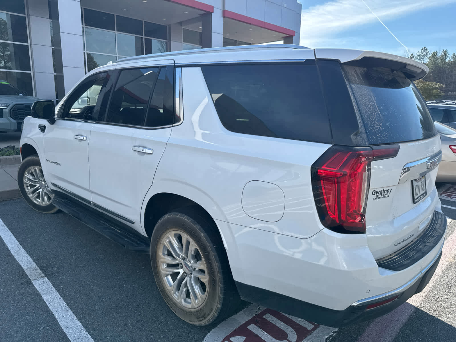 Used 2023 GMC Yukon SLT w/ SLT Premium Package image 3