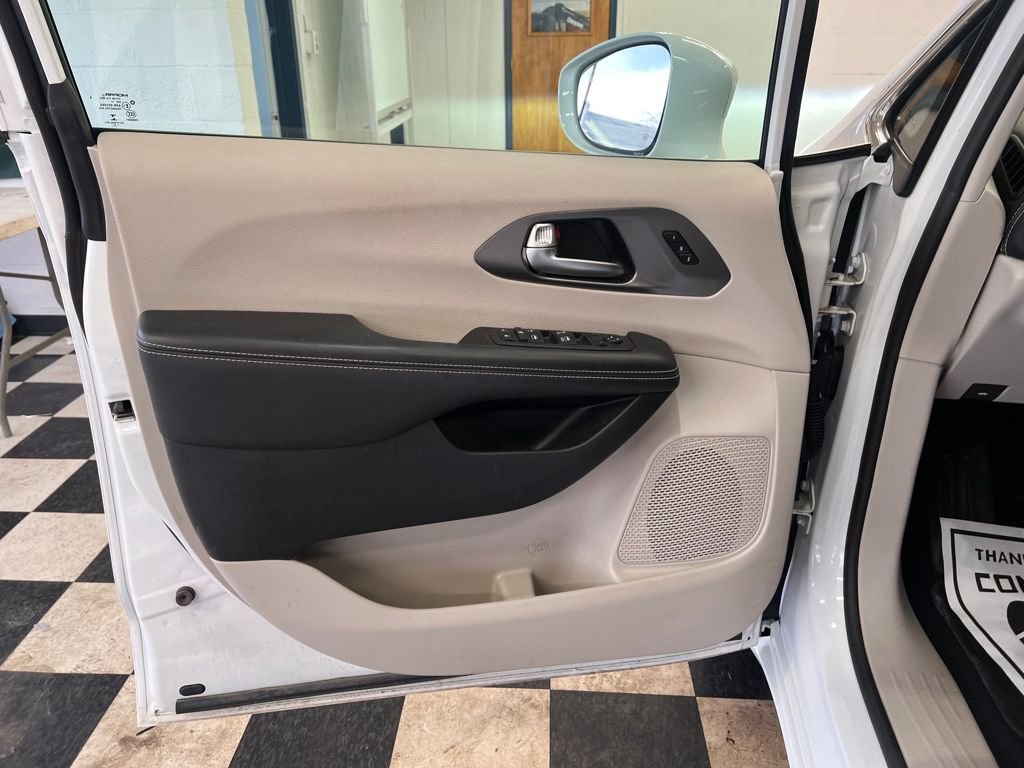 Used 2022 Chrysler Pacifica Touring-L image 34