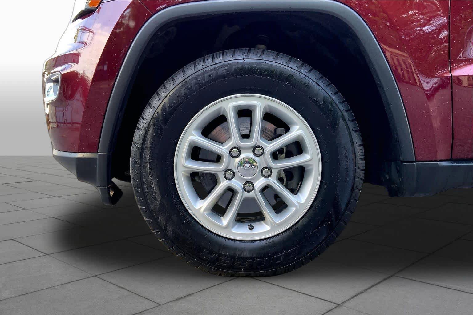 Used 2020 Jeep Grand Cherokee Laredo AWD/4WD image 11