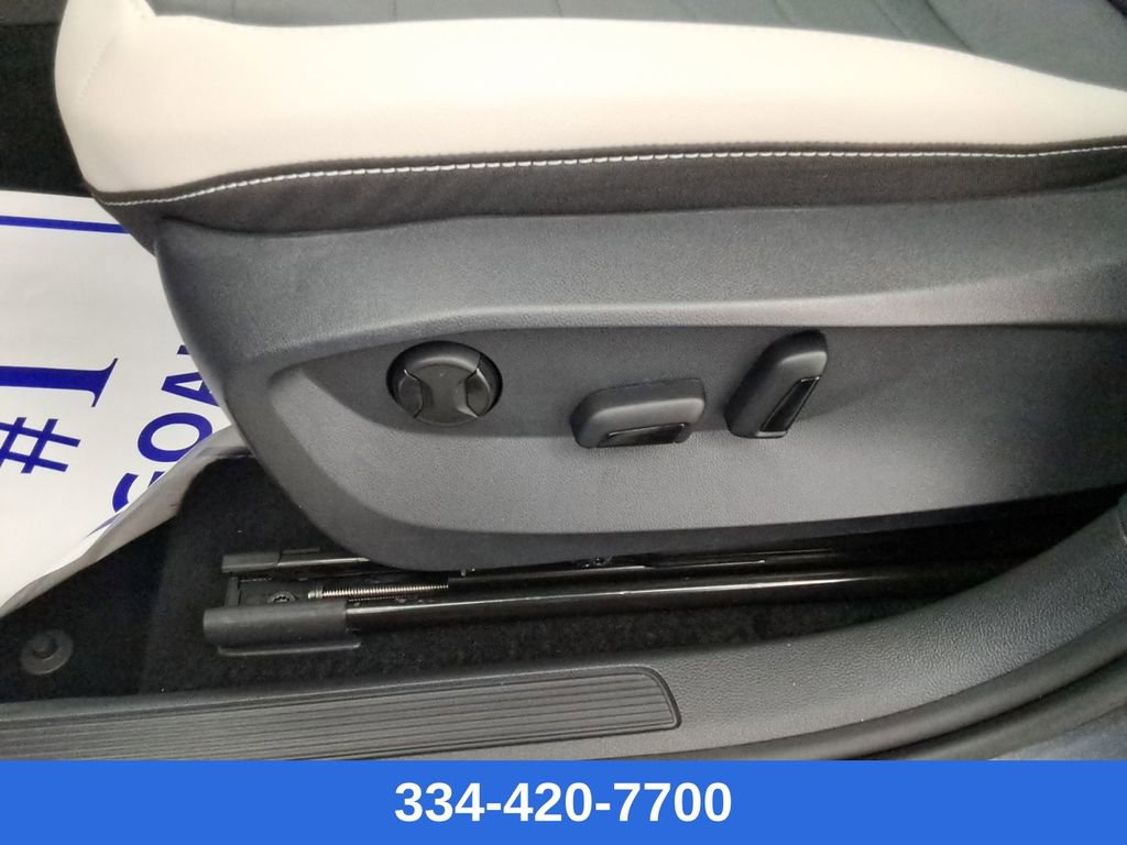 Certified 2025 Volkswagen Taos SE w/ Panoramic Sunroof Package image 19