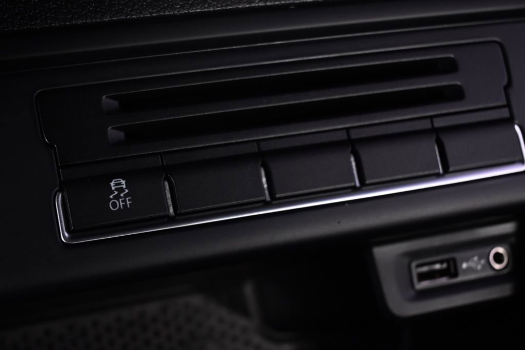 Used 2018 Volkswagen Tiguan Limited w/ Premium Package image 31