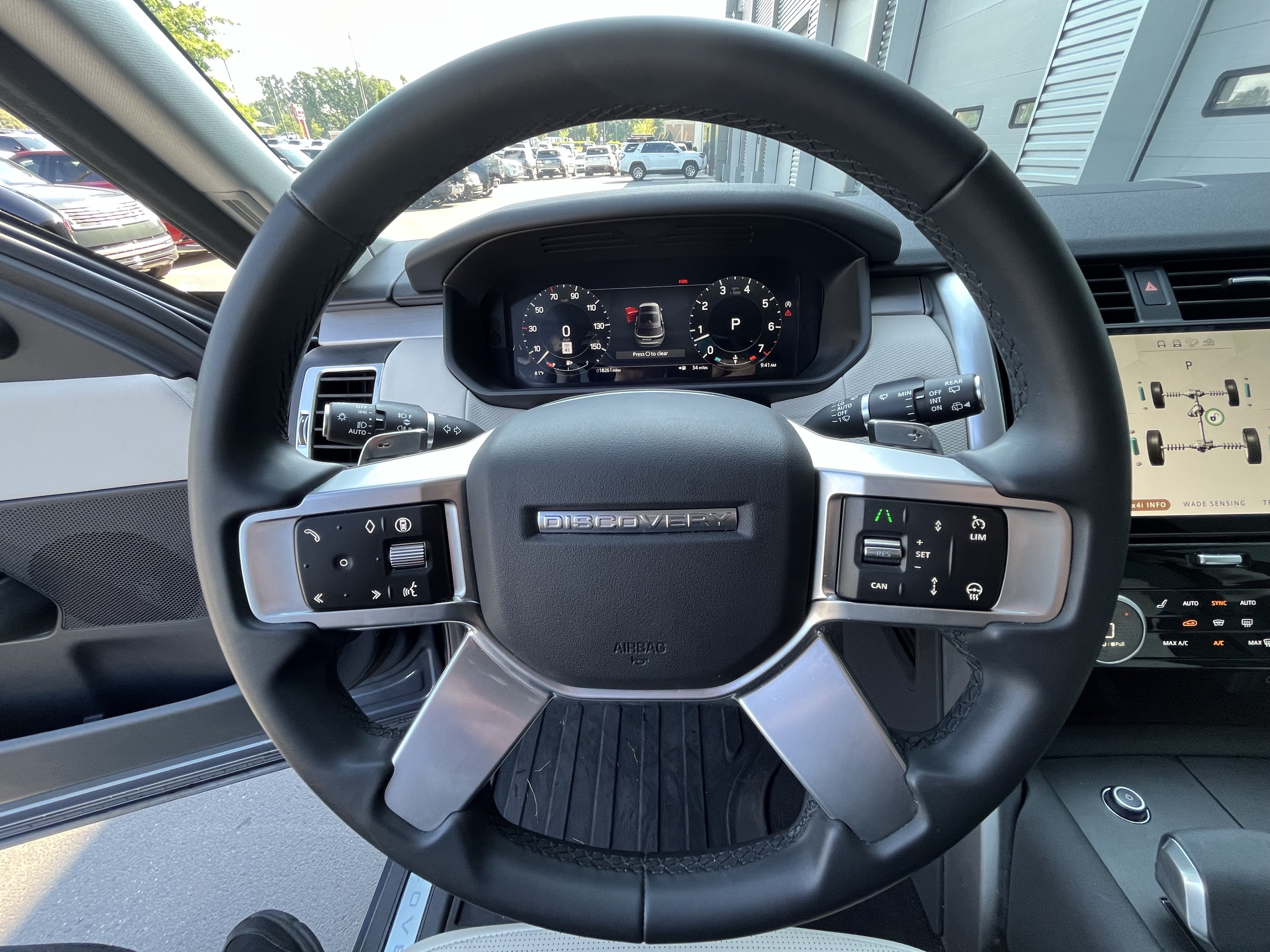 Used 2025 Land Rover Discovery Dynamic SE AWD/4WD image 23