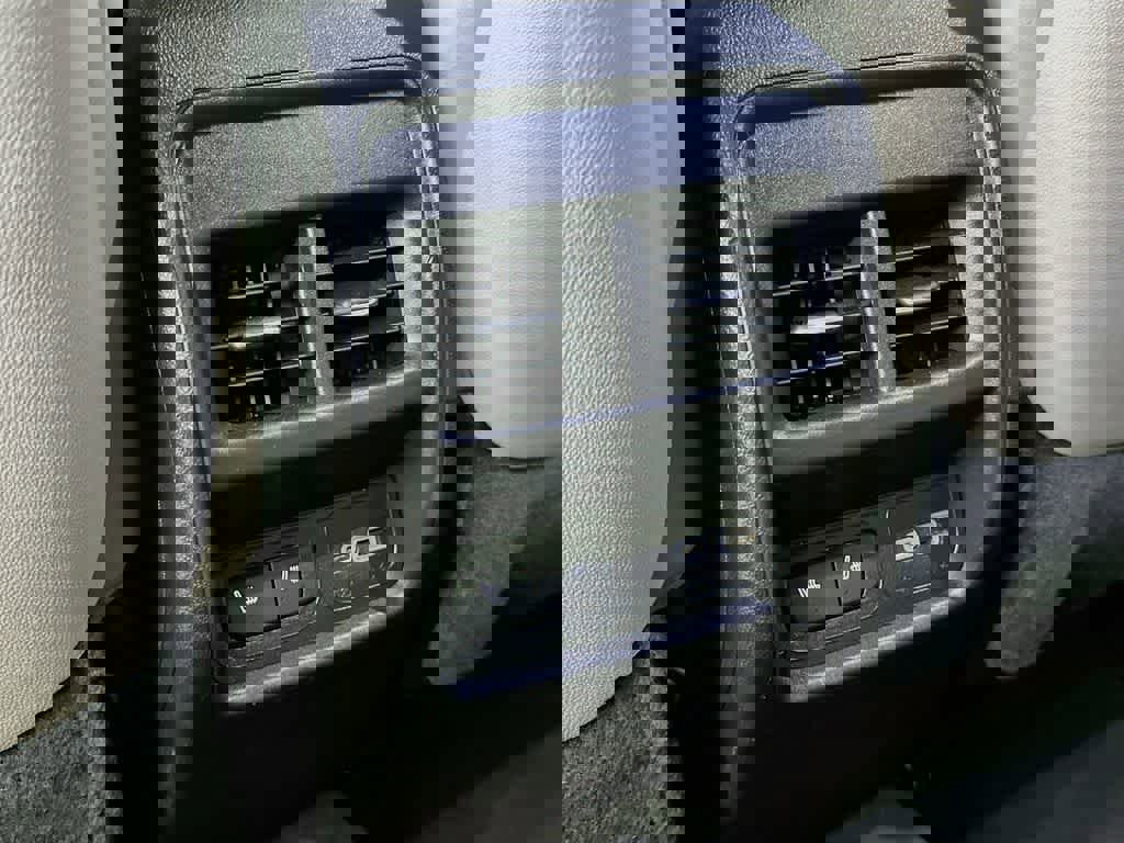 Used 2022 Cadillac XT4 Luxury w/ Cold Weather Package AWD/4WD image 13