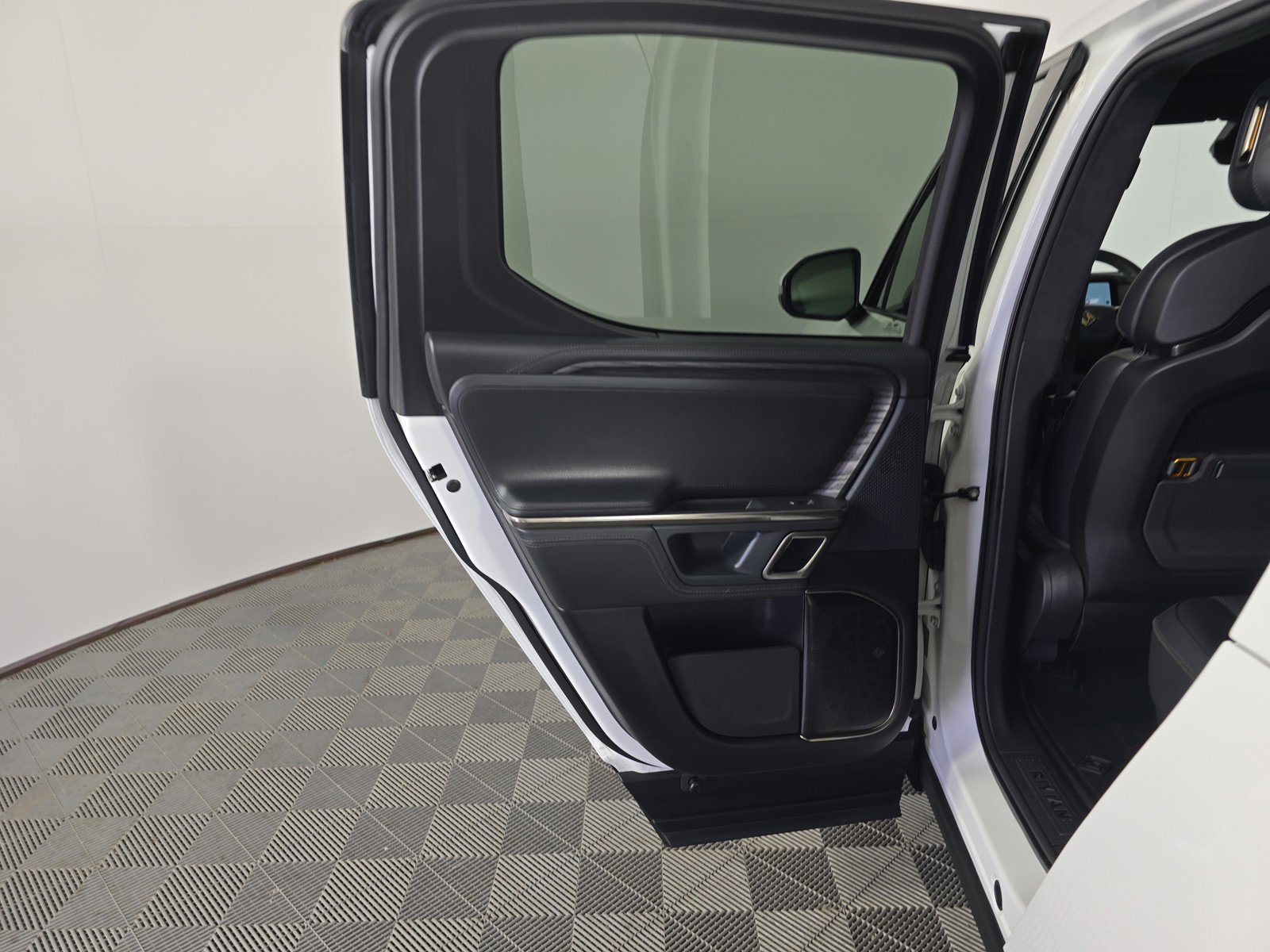 Used 2024 Rivian R1T Adventure AWD/4WD image 17