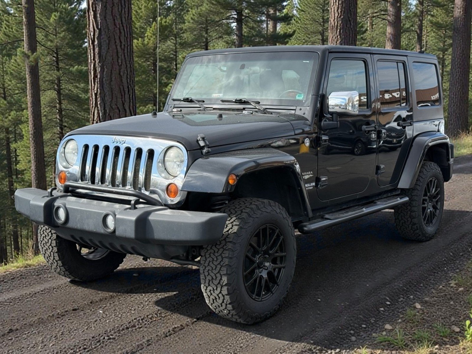 Used 2011 Jeep Wrangler Unlimited Sahara w/ Mopar Chrome Edition Group AWD/4WD image 4