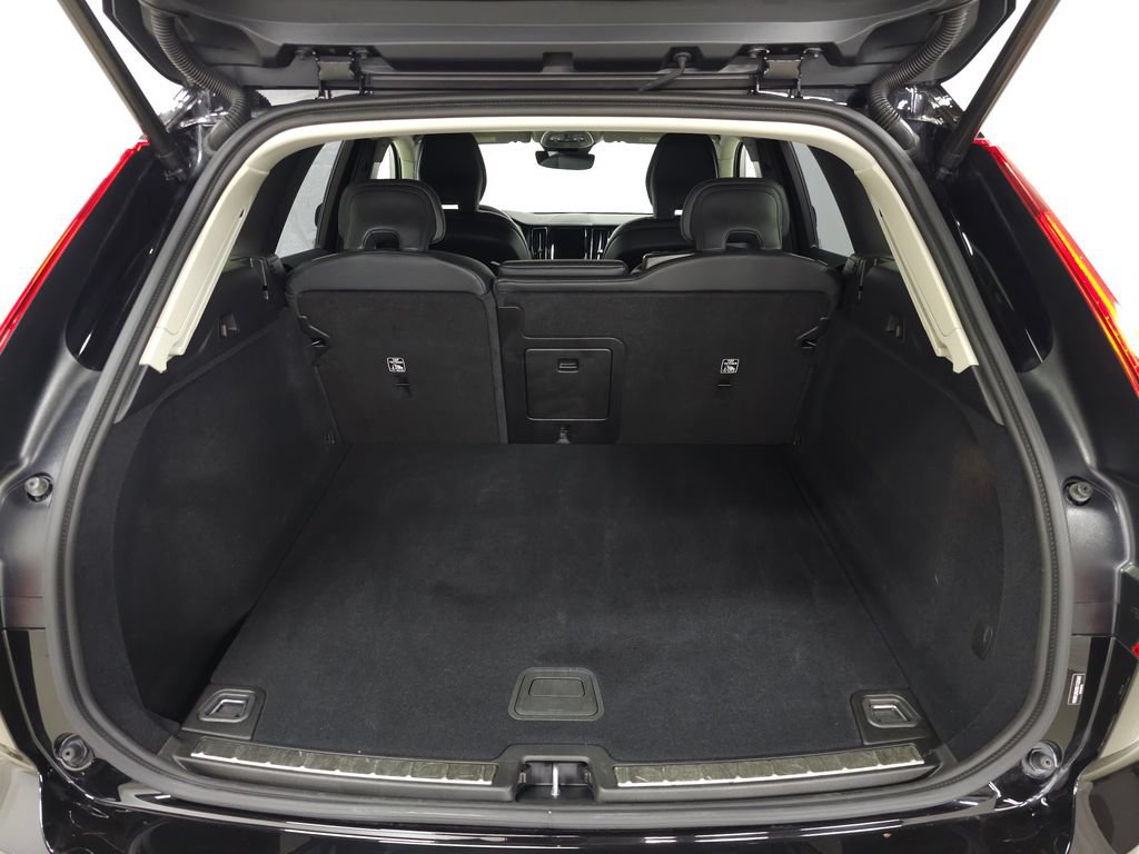 Certified 2025 Volvo XC60 B5 Plus AWD/4WD image 8