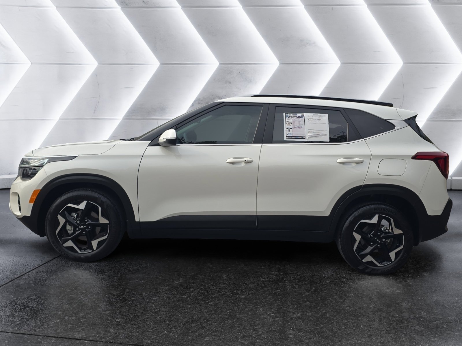 Used 2025 Kia Seltos EX image 2