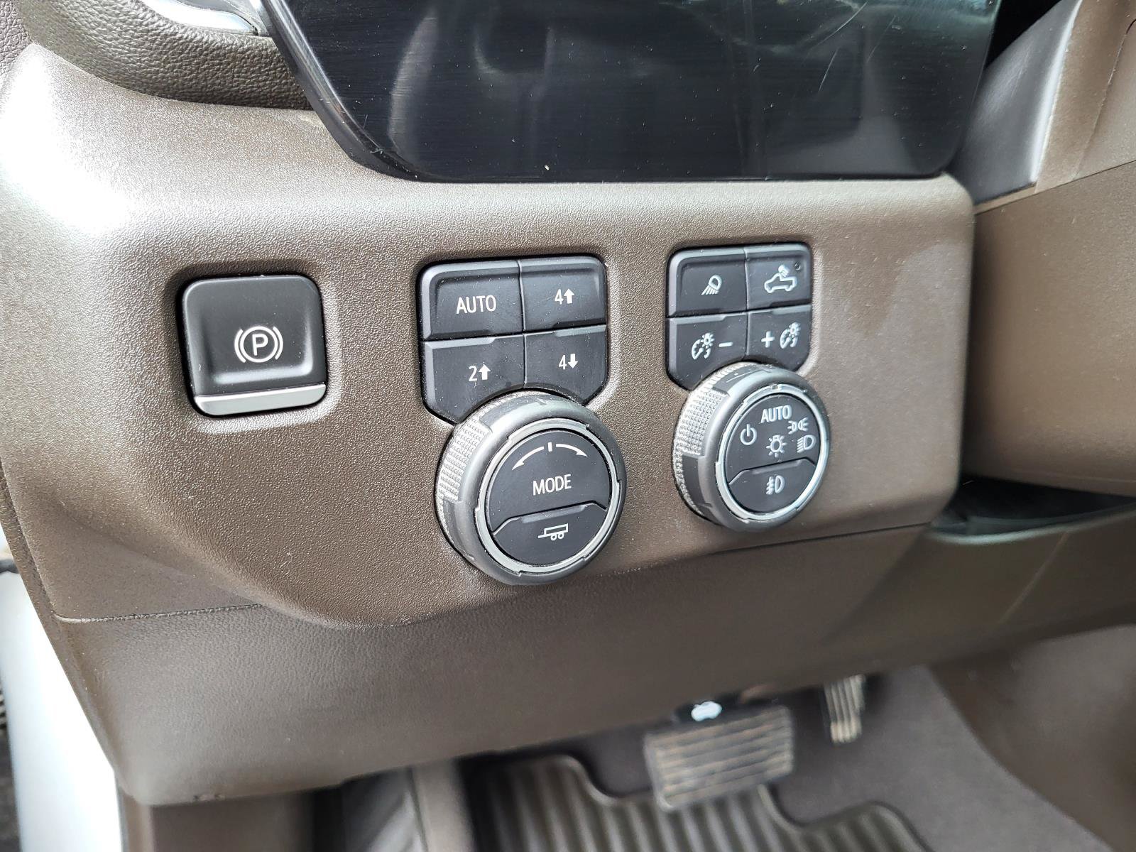 Used 2022 Chevrolet Silverado 1500 LTZ w/ Z71 Off-Road Package AWD/4WD image 17