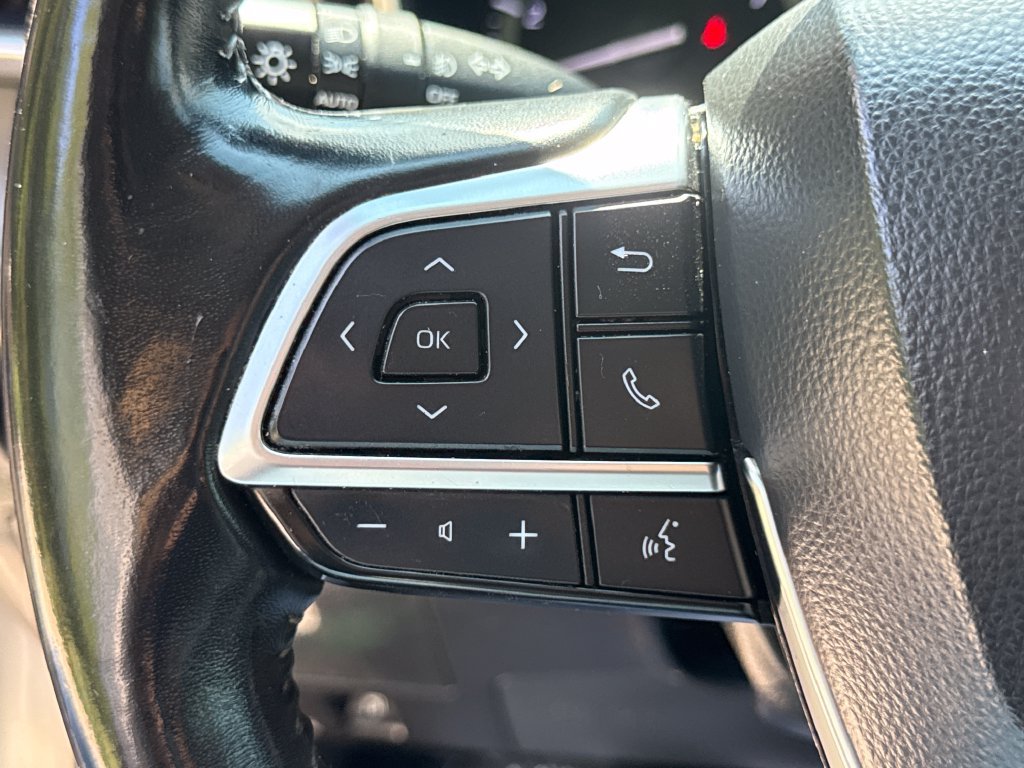 Used 2021 Toyota Highlander XLE AWD/4WD image 29