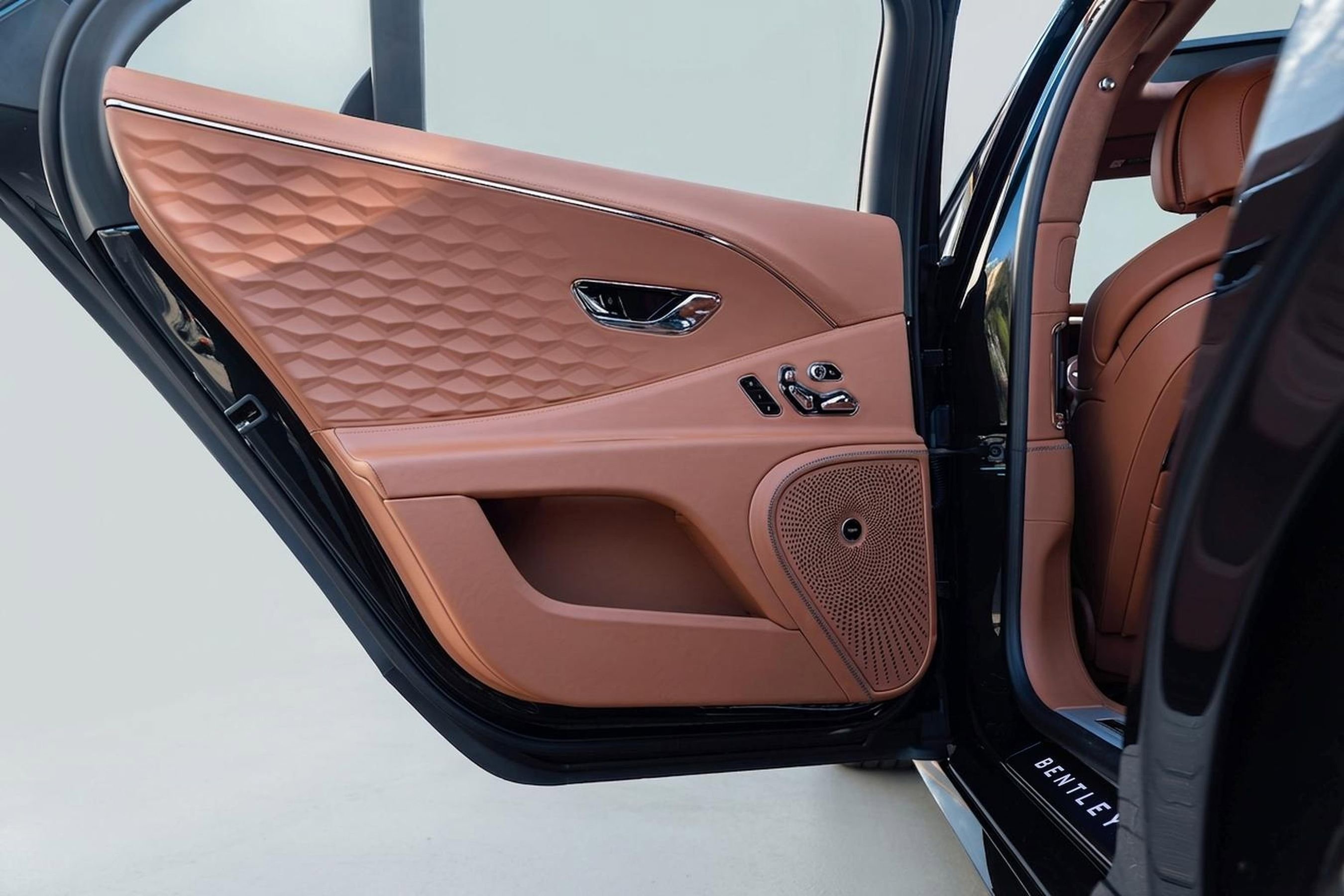 Used 2025 Bentley Flying Spur Plug-In Hybrid image 10