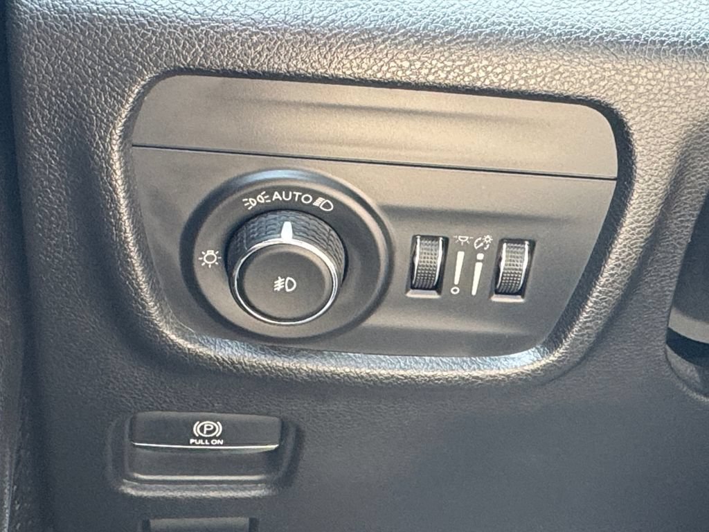 Used 2023 Jeep Grand Cherokee Limited AWD/4WD image 31