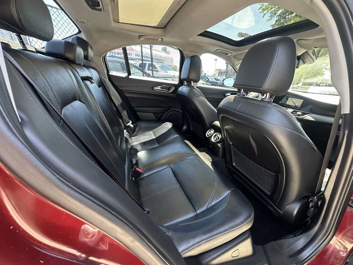 Used 2017 Alfa Romeo Giulia AWD image 34